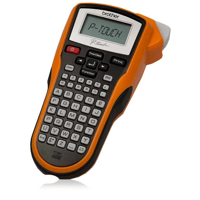 Rotuladora portátil Brother PT-6100 con pantalla de una línea, filas de teclas alfabéticas y agarre naranja