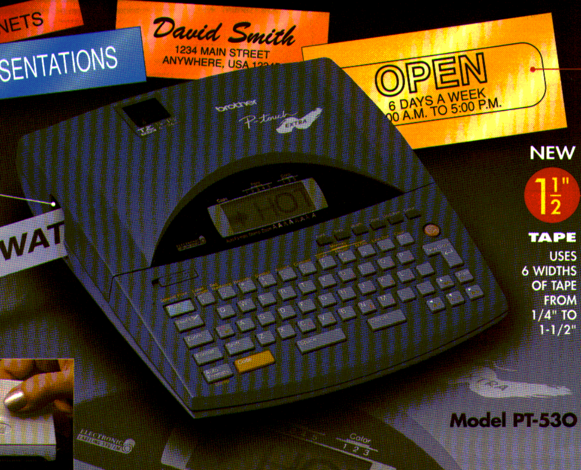 Système d’étiquetage de bureau QWERTY pleine taille Brother P-touch PT-530, représenté dans l’illustration promotionnelle de la brochure d’origine Brother.