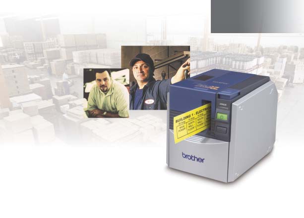 Brother PT-9500PC biurkowa drukarka etykiet przedstawiona w amerykańskiej broszurze produktowej dotyczącej dokładnie tego modelu, wraz z przykładowymi etykietami.